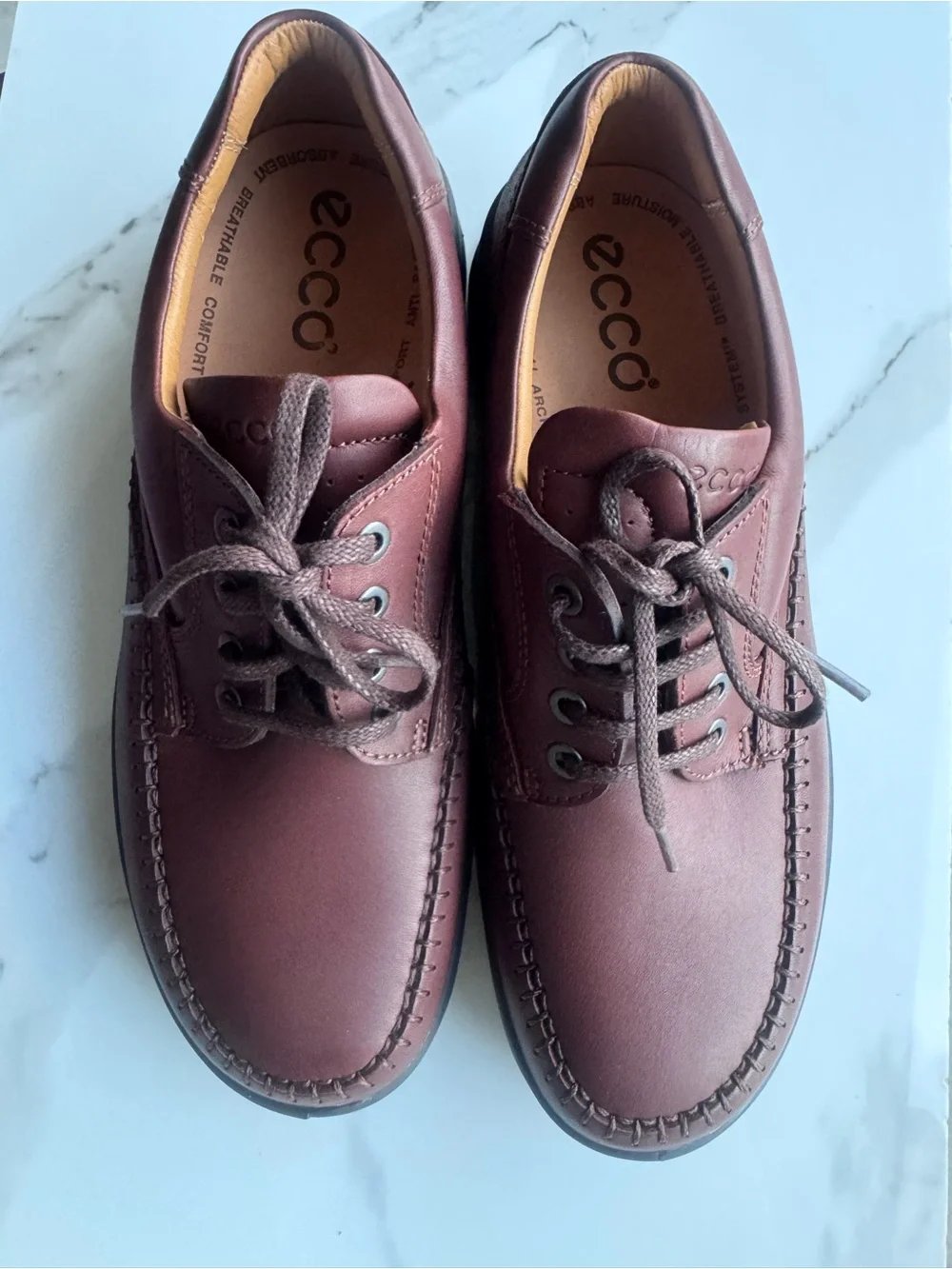 ECCO Men's Lace-Up Leather Shoes in Burgundy